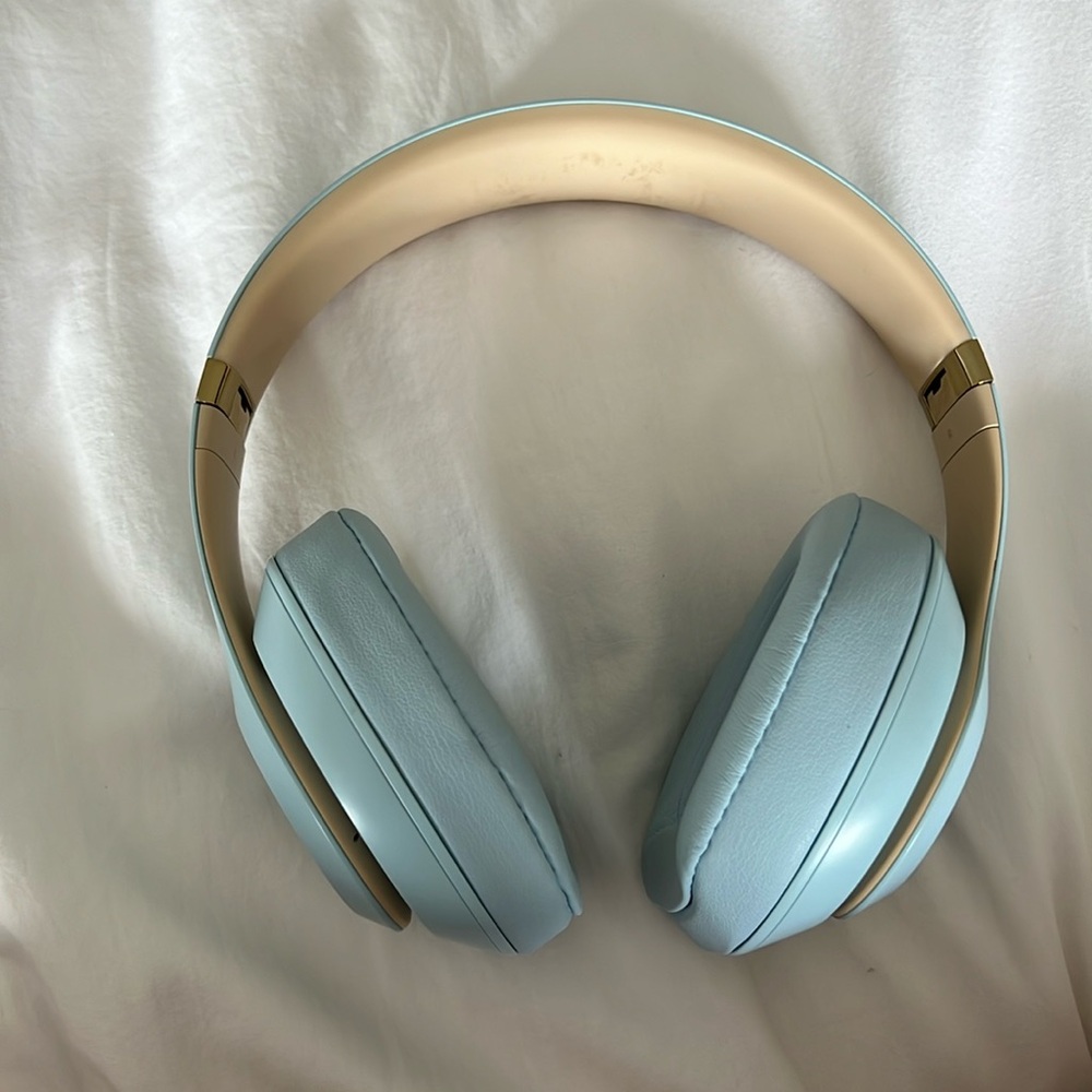 BEATS STUDIO 3 WIRELESS HEADPHONES comes with case and charger